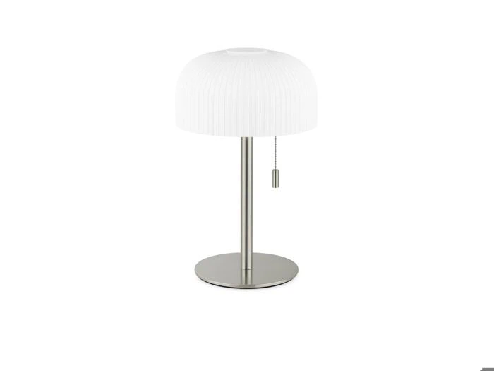 Moderne bordlampe med en rund, hvid, riflet lampeskærm, en slank metalfod og en tænd/sluk-kæde, fotograferet på en hvid baggrund.