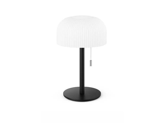 Moderne bordlampe med en rund, riflet hvid lampeskærm, sort fod og stativ, udstyret med en trækæde, der hænger ned under lampeskærmen.