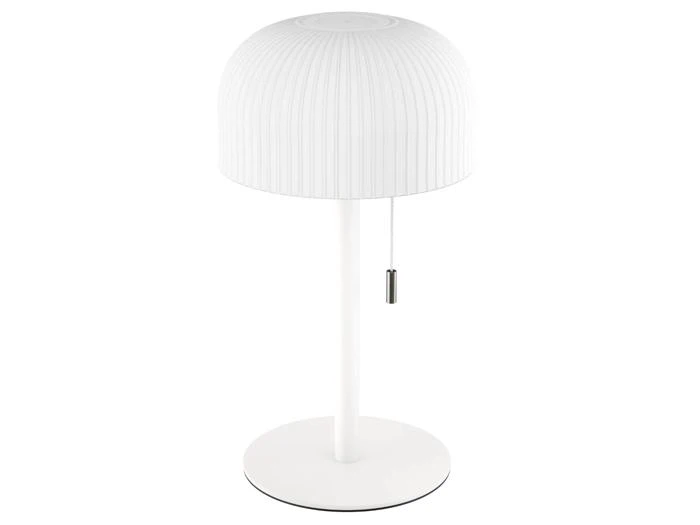 Moderne hvid bordlampe med en kuppelformet, riflet lampeskærm, et lige stativ, en rund fod og en tænd/sluk-kæde.