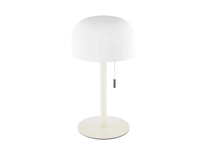 En moderne hvid bordlampe med en kuppelformet, ribbet lampeskærm, et slankt stativ, en rund fod og en tænd/sluk-kæde.