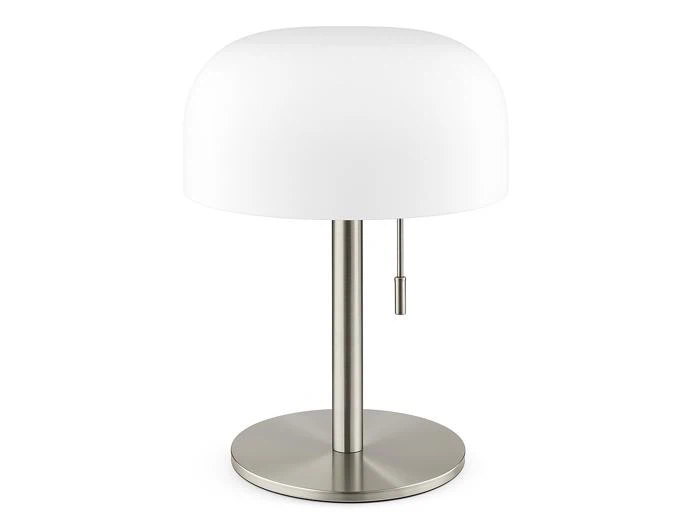 Moderne bordlampe med en hvid, kuppelformet lampeskærm og en fod af børstet metal, udstyret med en trækafbryder, der hænger ned fra siden af lampestativet.