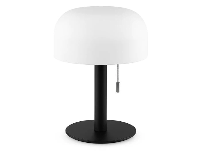 Moderne bordlampe med sort fod og stativ, en stor hvid kuppelformet lampeskærm og en trækædekontakt, der hænger på højre side.