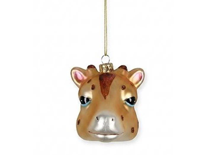 Julepynt i form af et girafhoved af glas, der hænger i en guldtråd.