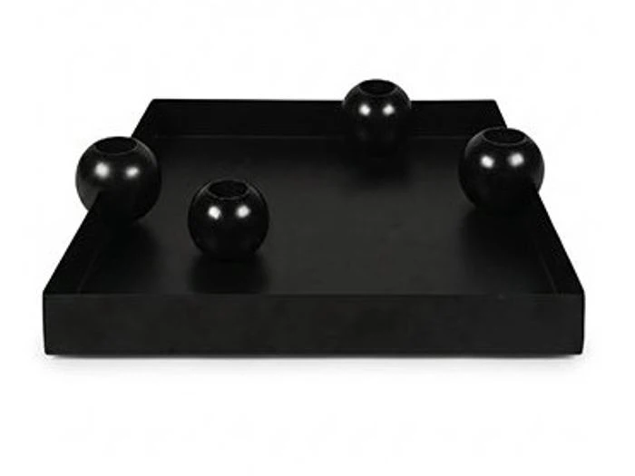 Sort firkantet bakke med fire hule, kugleformede lysestager.