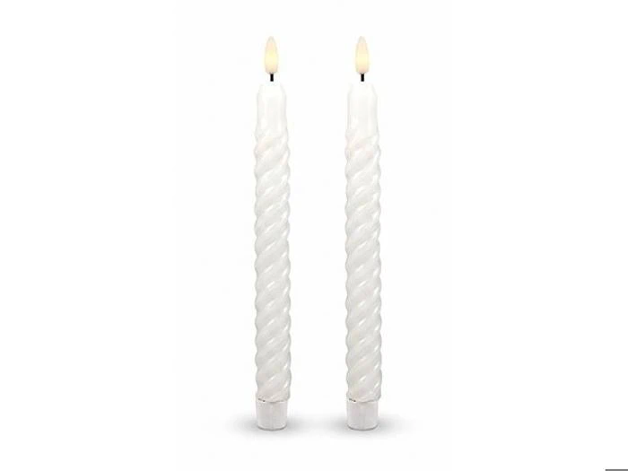 To hvide LED-taperlys med spiralformet mønster og glødende flammer.