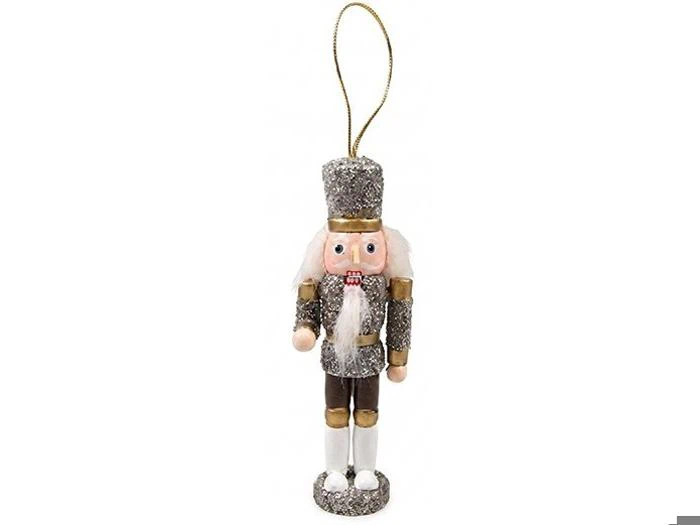 En hængende nøddeknækker-julepynt med sølvglitterfinish, hvidt skæg og gulddetaljer.