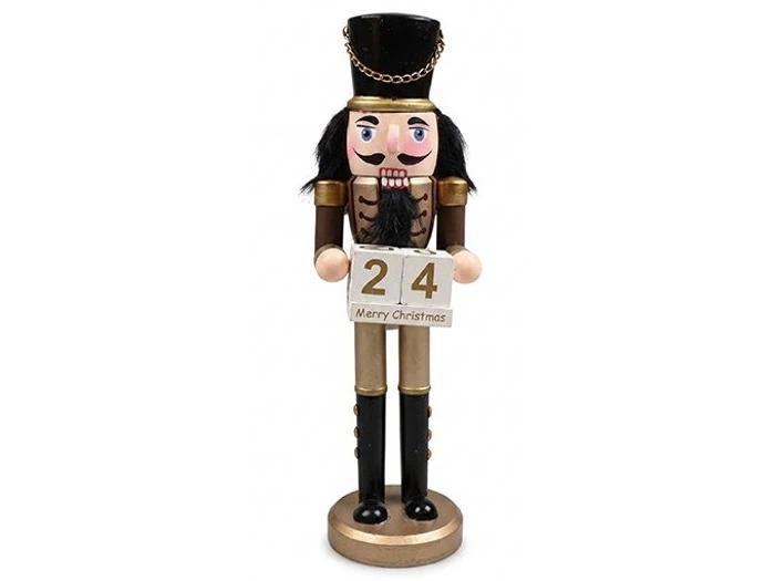 En nøddeknækkersoldat i sort og brun uniform, der holder to klodser med tallet 24 og teksten Merry Christmas.