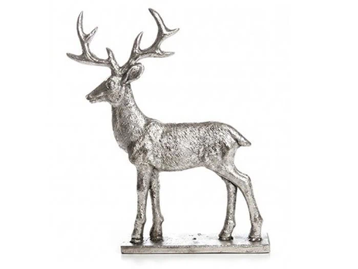 Sølvfarvet hjortefigur, der står på en rektangulær sokkel.