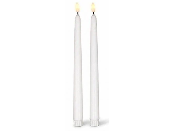To hvide LED-taperlys med glødende flammespidser.