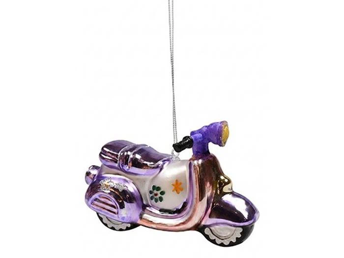 En julekugle af glas formet som en lilla og hvid vintage-scooter.