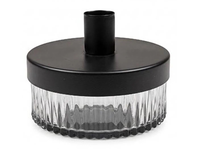 En rund lysestage med en riflet glasfod og et massivt sort metal låg med en midterste søjle.