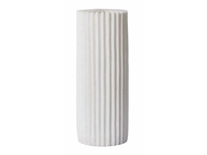 En cylindrisk hvid vase med lodrette riller.