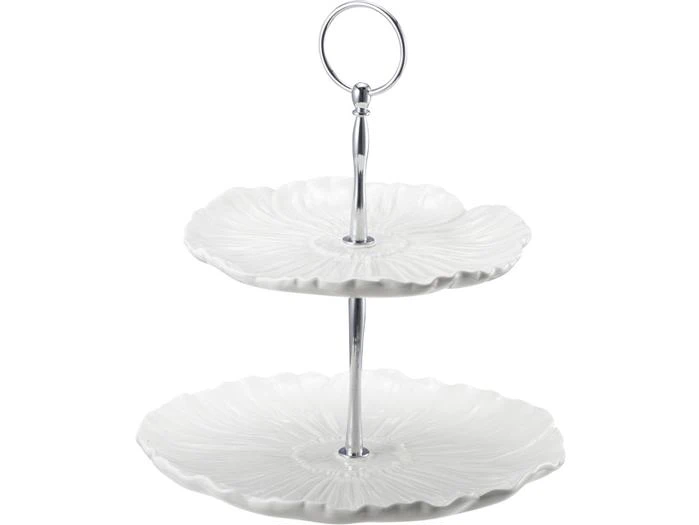 Hvidt serveringsstativ i to etager med bølget kantede, blomsterformede tallerkener og et håndtag i sølvfarvet metal i midten.