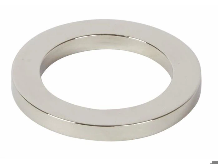 En flad, sølvfarvet metalring.