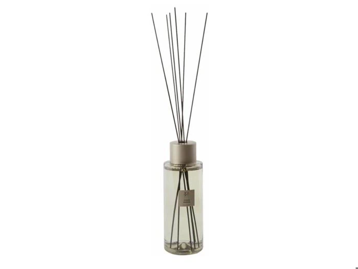 Glasflaske til duftpinde med påskriften Ocean Breeze og sorte duftpinde.