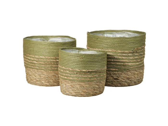 Tre runde plantekurve af olivengrønt og naturbrunt flettet reb, hver med en inderside af gennemsigtig plast.