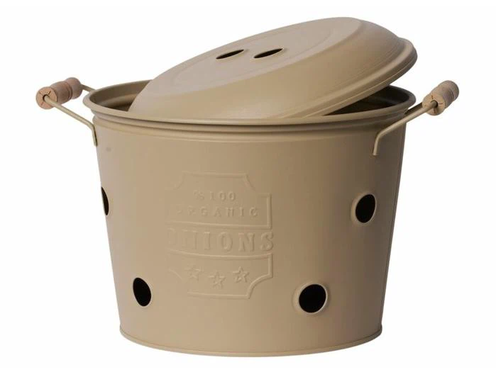 Beige opbevaringsbeholder af metal til løg med ventilationshuller, et låg og to sidehåndtag med træhåndtag.