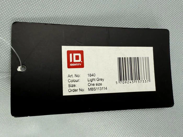 Et sort produktmærke med stregkode, IDENTITY-logo og detaljer: Art. Nr. 1840, Farve: Lysegrå, Str: En størrelse, Bestillingsnr: MBS113114.