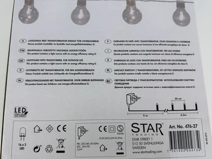 Emballage til STAR Trading LED-lyskæder med produktoplysninger, sikkerhedsinstruktioner på flere sprog, strømoplysninger og et installationsdiagram.