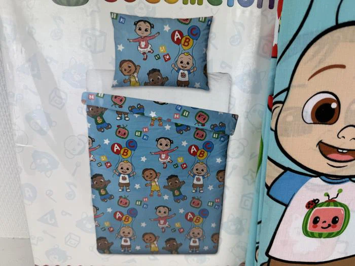 Et sengesæt med tegneseriefigurer på.