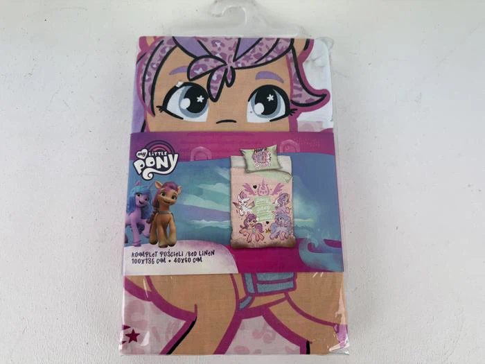 Et pakket My Little Pony-sengesæt med en stor tegneseriefigur af en pony og et billede af hele sengetøjets design på forsiden.