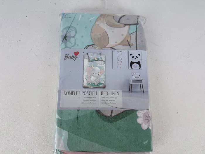 Et pakket sæt babysengetøj med et tegneseriemotiv af en mus og en bjørn, mærket på polsk og engelsk. Et lille pandabillede og en "Baby"-etiket er også synlige på emballagen.