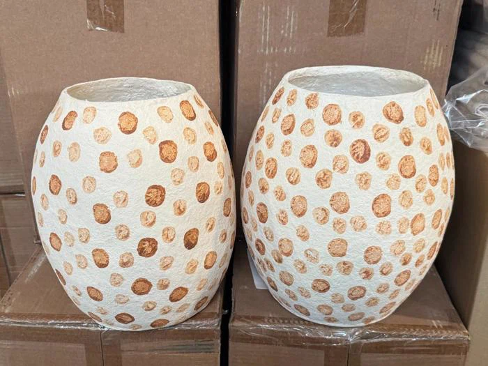 2 stk. Tana dekorationsvaser i creme og nougat papmache fra Villa Collection