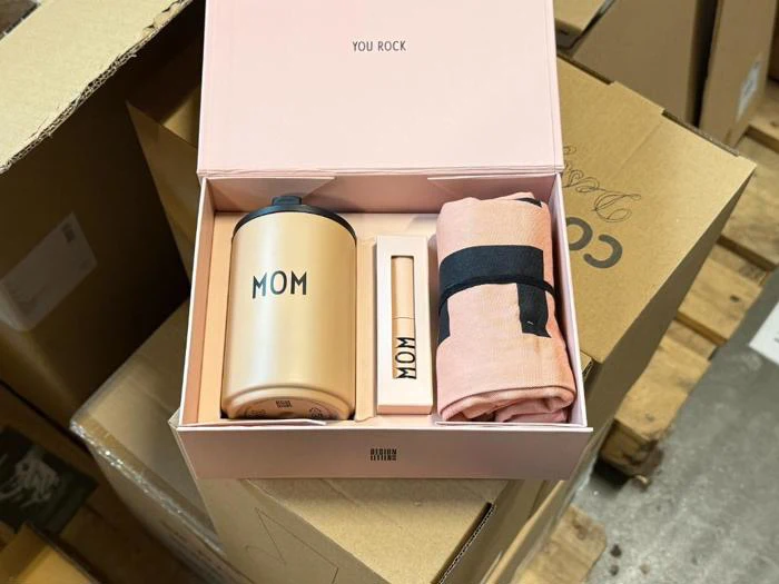 Design Letters Mom & Dad gift box - Mom Nude