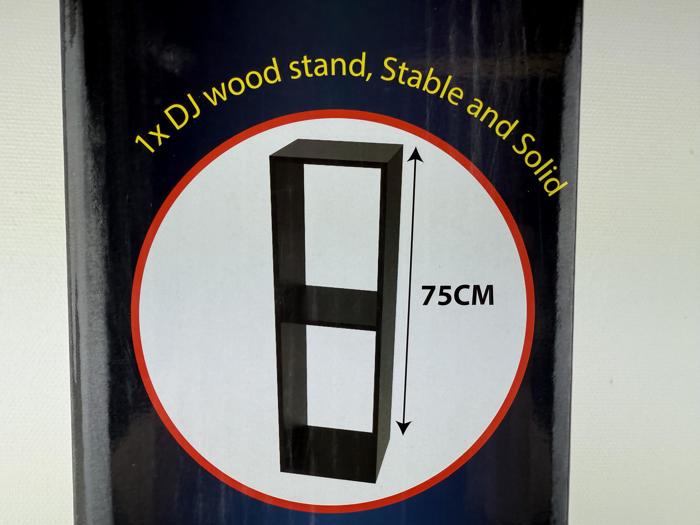 Et sort rektangulært DJ-træstativ, 75 cm højt, er vist inde i en rød cirkel med en tekst over, hvor der står 1x DJ-træstativ, Stable and Solid.