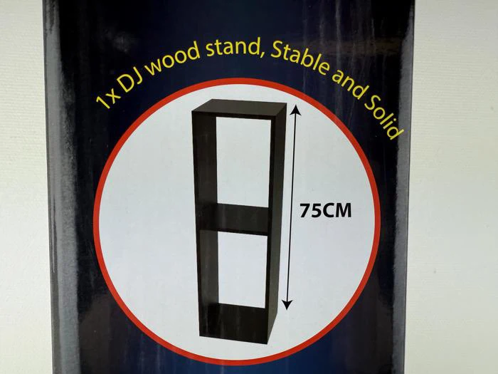 Et sort rektangulært DJ-træstativ, 75 cm højt, er vist inde i en rød cirkel med en tekst over, hvor der står 1x DJ-træstativ, Stable and Solid.