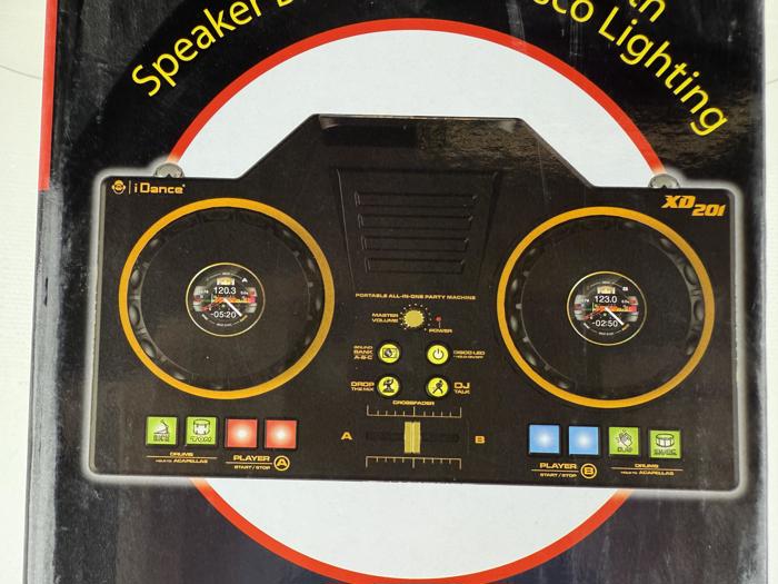 Sort DJ-controller med to runde drejeknapper, farvede knapper til effekter og displayskærme. På etiketten står der iDance XD201 og Portable All-in-One Party Machine.