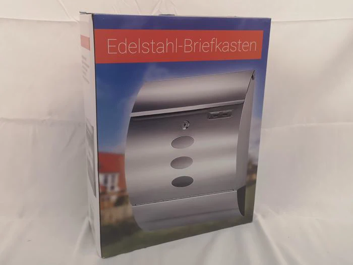 En produktkasse med et billede af en postkasse i rustfrit stål og teksten Edelstahl-Briefkasten på forsiden.