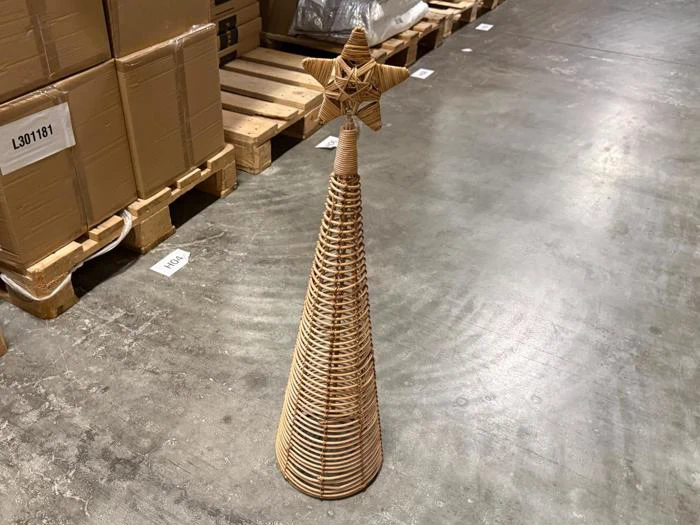En kegleformet juletræspynt lavet af snoet rattan, med en stjerne på toppen.
