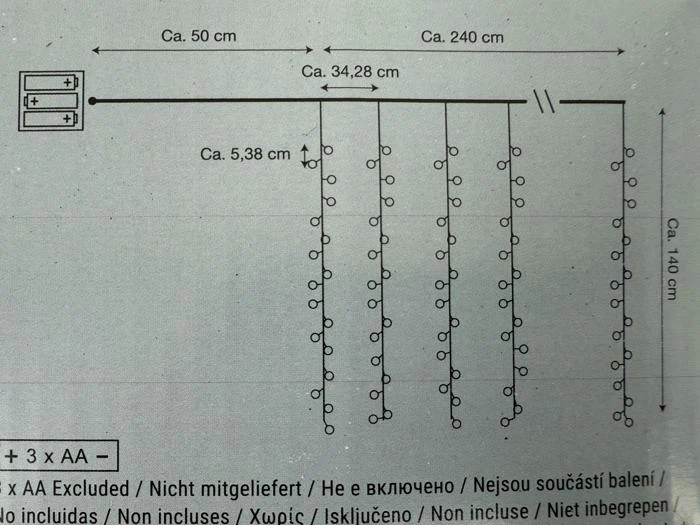 Diagram over lyskæder med mål: hovedledning 240 cm, sidestrenge 140 cm lange, med en afstand på 5,38 cm og med start 34,28 cm fra strømkilden. Kræver 3 AA-batterier (medfølger ikke).