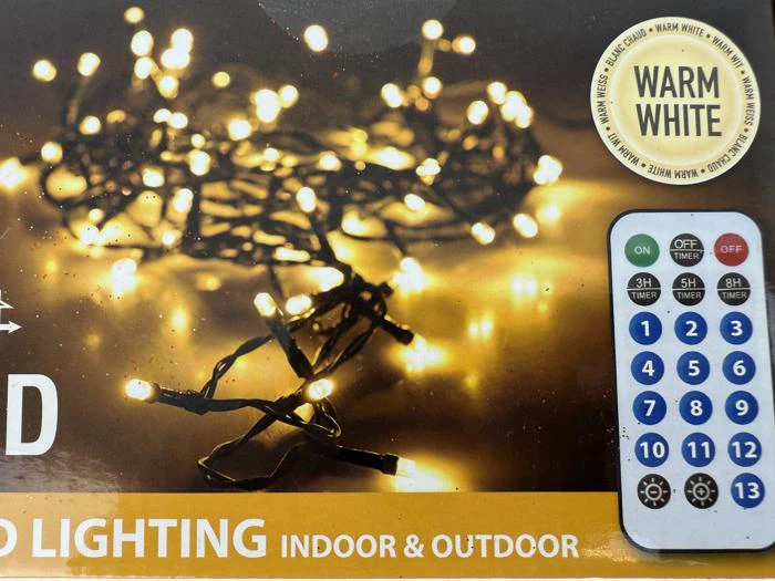 En fjernbetjening og en række varmhvide lyskæder, der lyser op, med WARM WHITE skrevet i en gul cirkel på emballagen.