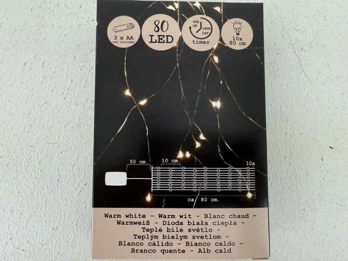En æske med 80 varmhvide LED-lyskæder, batteridrevet, med timer, vist med produktoplysninger og et diagram over lysafstanden på forsiden.