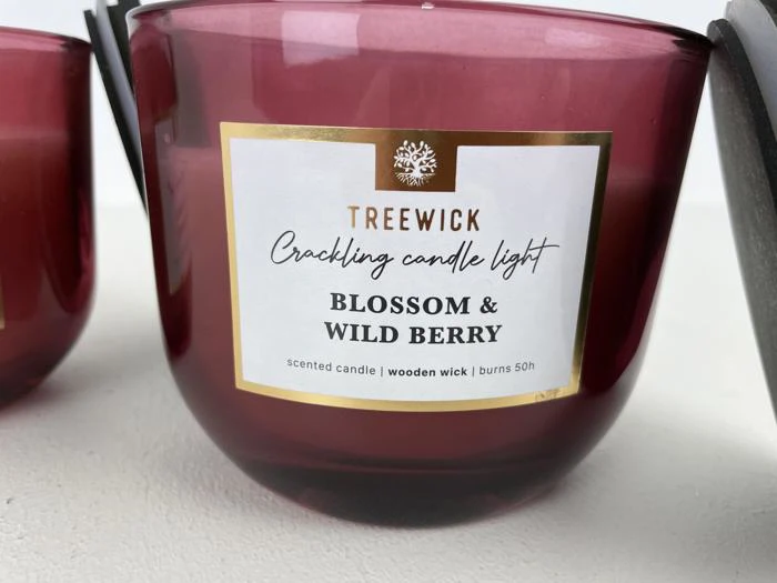 Et rødt glaslys mærket Treewick Crackling candle light, Blossom & Wild Berry, duftlys, trævæge, brænder 50 timer.