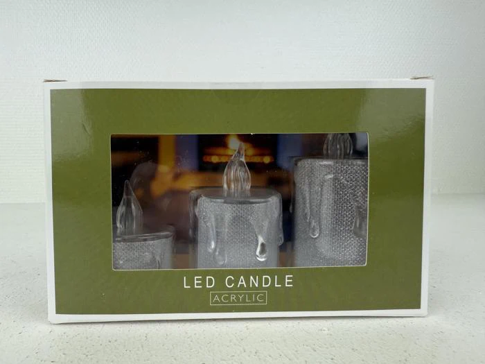 En æske med tre LED-lys i akryl indeni, som kan ses gennem et klart vindue, med en grøn kant og teksten LED CANDLE ACRYLIC på emballagen.