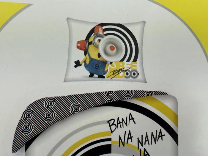 En Minion med høreværn holder en højttaler med tegneseriestriber og teksten "BEE DOO" og "BANA NA NANA" i baggrunden.