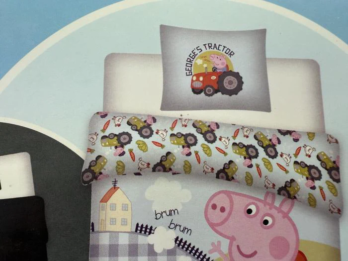 Børnesengetøj med Peppa Pig, en pude med Georges Tractor og en tegneserietraktor og en dyne med traktorer og mønstre med bondegårdstema.