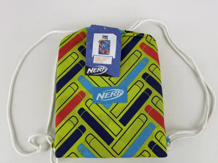 En farverig taske med snøre og et geometrisk mønster i grøn, rød, blå og sort med Nerf-logo og et blåt mærke.