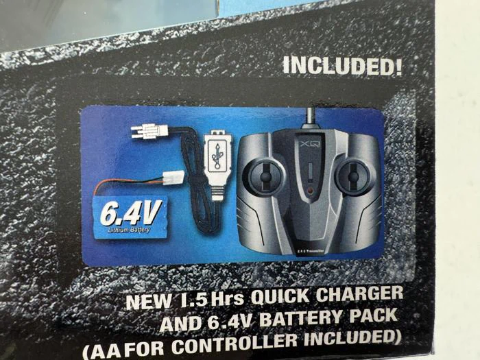 Nærbillede af en produktkasse med et 6,4 V litiumbatteri, en USB-oplader og en controller. Teksten fremhæver, at der medfølger en hurtigoplader og en batteripakke til controlleren.
