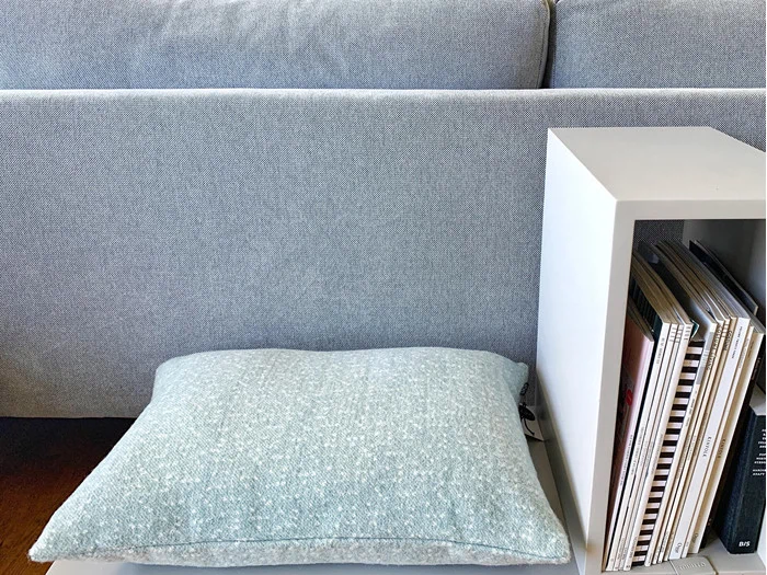 Tenji uldpude fra OYOY - støvet blå