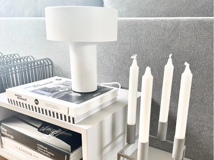 Tubo bordlampe i hvid fra Columbine - H: 23 x D: 20 cm