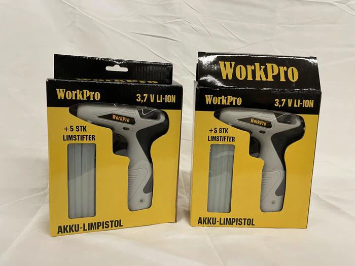 To WorkPro batteridrevne limpistoler i gul og sort emballage, hver med fem limstifter, vist på en hvid baggrund.