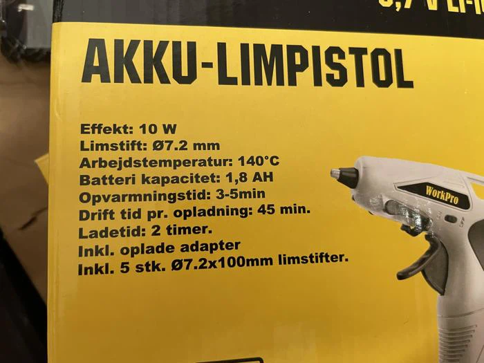 Nærbillede af en emballage til en WorkPro-limpistol med specifikationer på dansk, herunder effekt, limstiftstørrelse, temperatur, batterikapacitet og opladningstider.