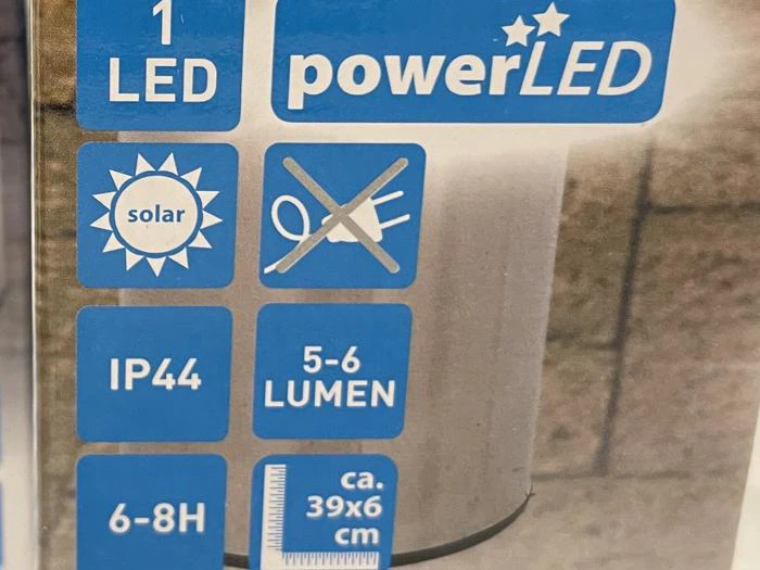 Blå og hvid etiket med 1 LED, solcelle, uden stik, IP44, 5-6 lumen, 6-8H, og ca. 39x6 cm for et solcelle-LED-produkt.