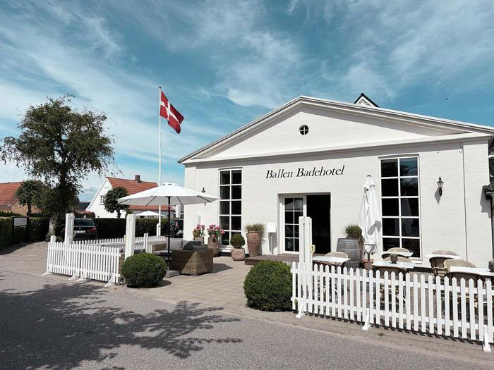 3. maj - 17. maj 2026: Ferie i Ballen Strandpark med morgenbuffet på Ballen Badehotel (4 personer)