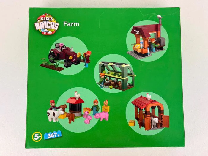 Grøn æske mærket Kids Bricks Farm med billeder af byggeklodssæt med bondegårdstema, herunder dyr, mennesker og bondegårdsstrukturer. Til børn fra 5 år, 367 dele.