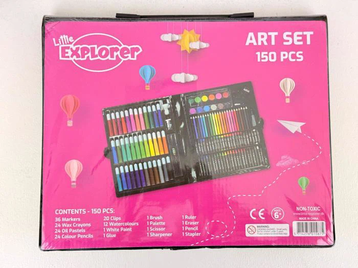 En lyserød æske med Little Explorer-kunstsæt, der viser et åbent kunstsæt med farverige tuscher, farveblyanter, maling og kunstredskaber. Sættet indeholder 150 dele.
